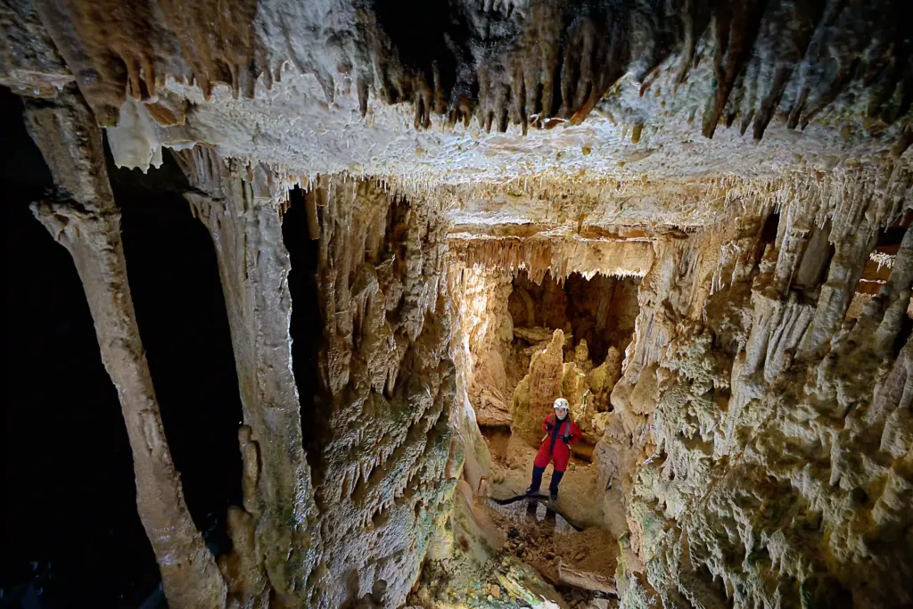 Sergio Laburu en el interior de la Cueva de los Franceses