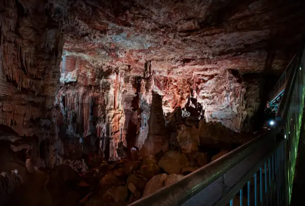 pasillo iluminado en el interior de la Cueva de los Franceses