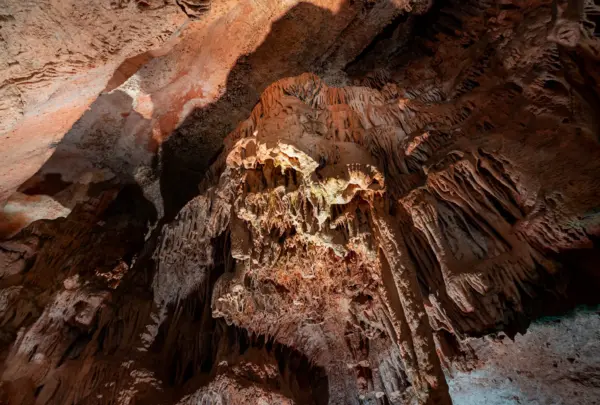 formaciones de caliza y estalactitas Cueva de los Franceses