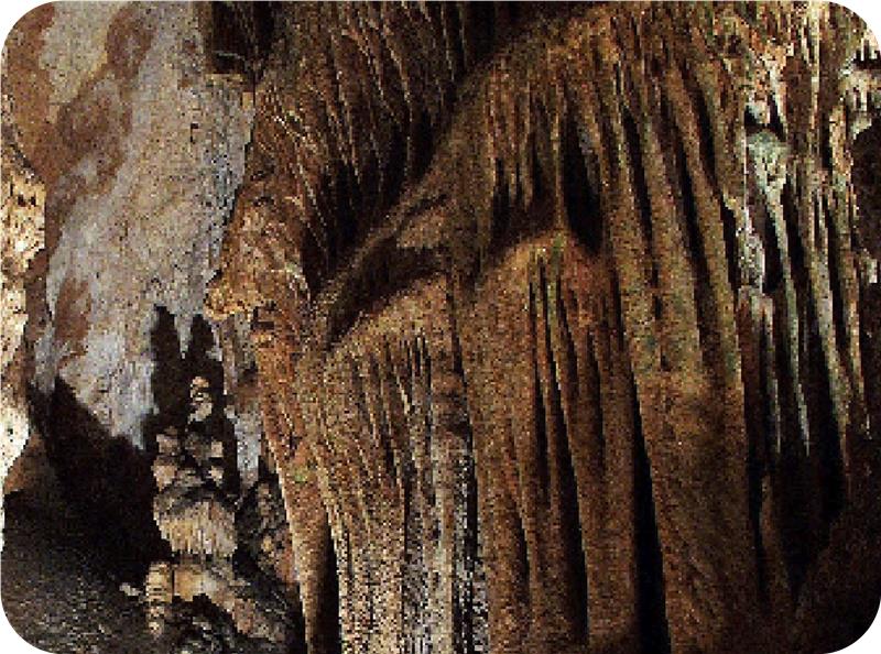 formaciones de estalactitas en la Cueva de los Franceses